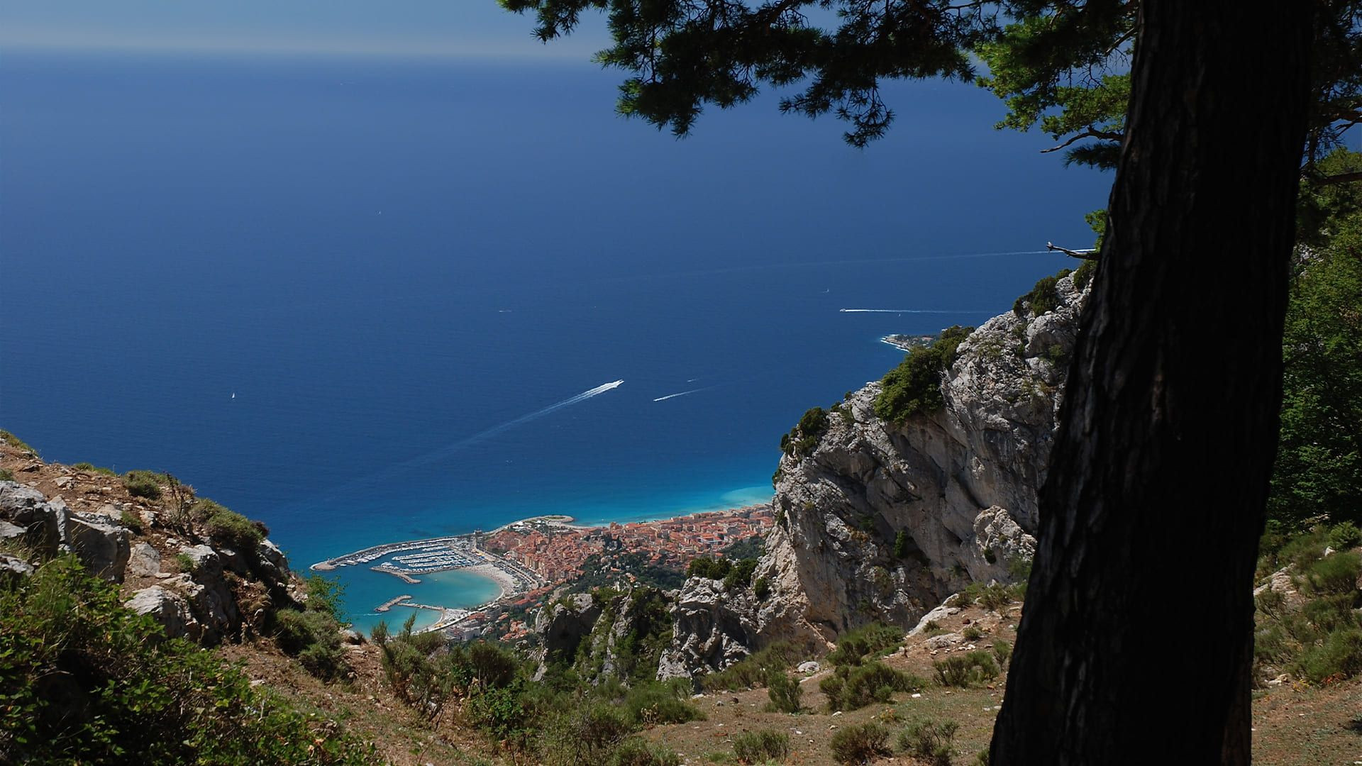 Vue plongeante sur la baie et le village côtier - Riviera - France