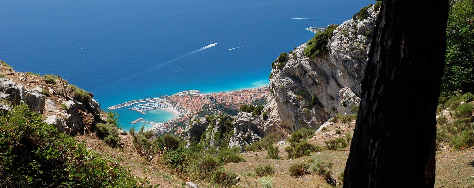 Vue plongeante sur le port de Menton - Côte d'Azur - France