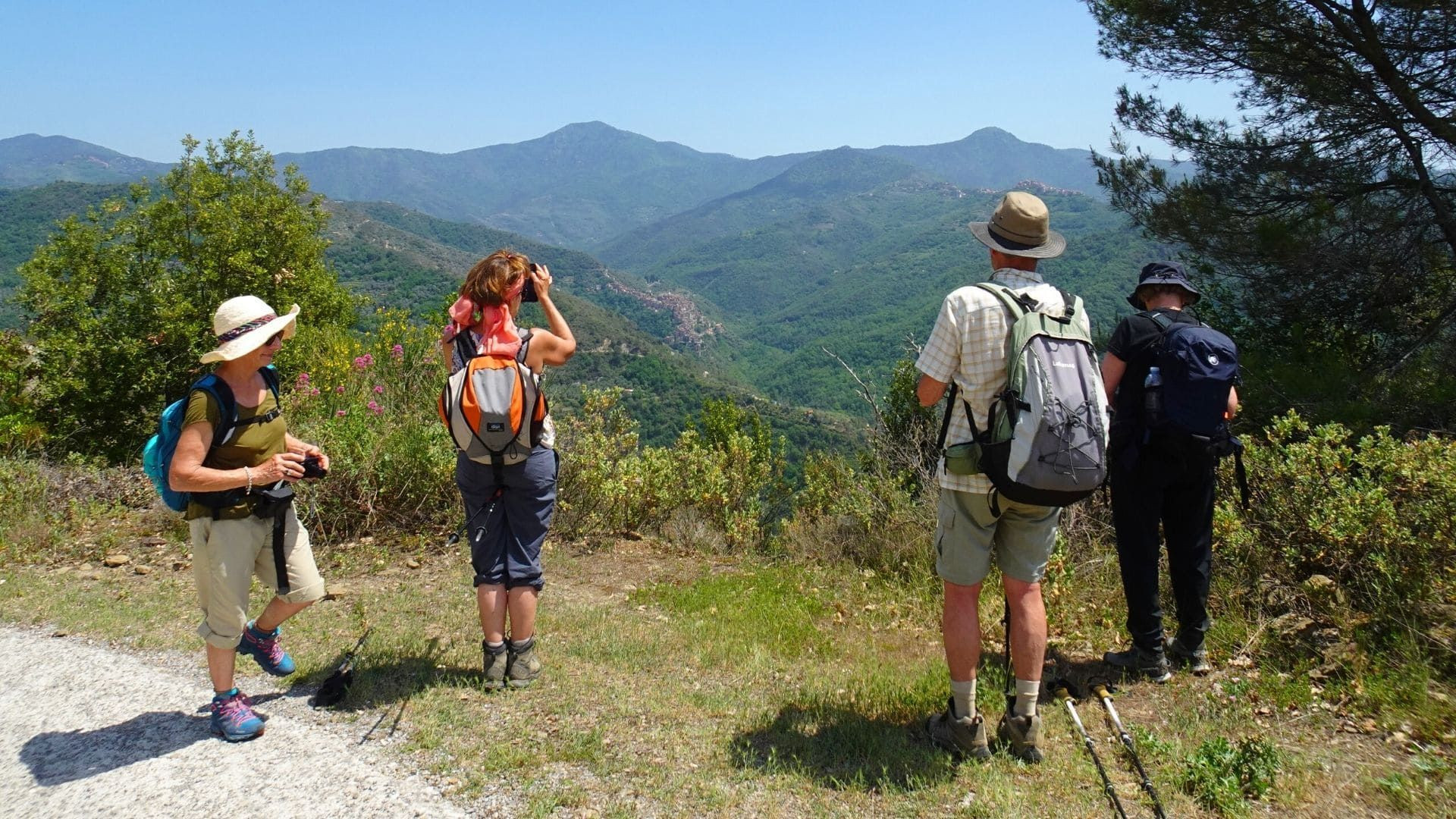 © Marie-Odile Ré Randonneurs admirant la vallée boisée - France
