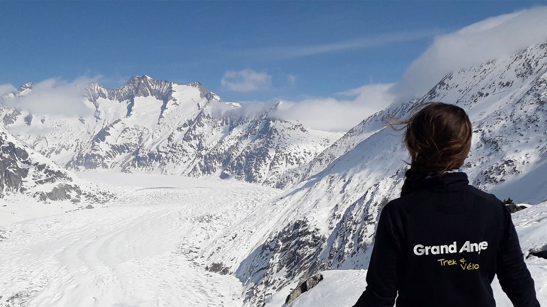 © Oriane Tempé Randonneuse face au glacier d'Aletsch - Valais - Suisse