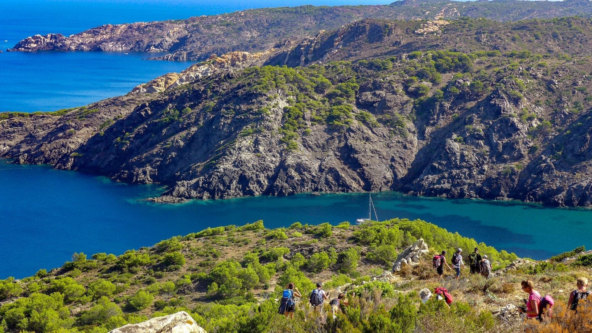 Randonneurs sur le littoral du Cap de Creus - près de Cadaqués - Espagne