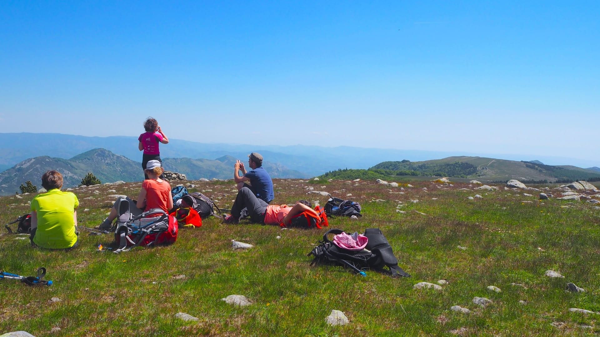 Randonneurs en pause sur la crête - Monts d'Ardèche - France