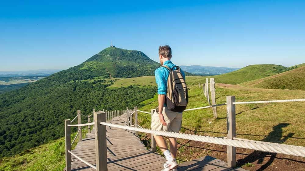 Randonneur face au Puy de Dôme depuis le Puy Pariou - Auvergne - France