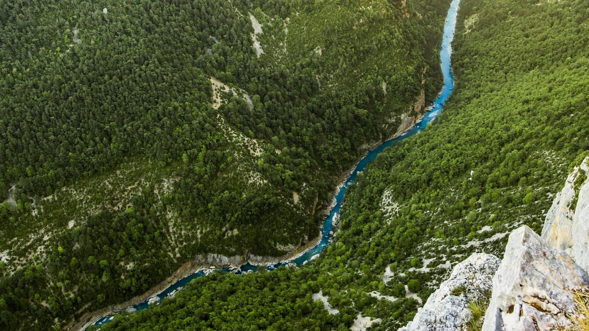 Rivière turquoise au fond des Gorges du Verdon - Provence - France