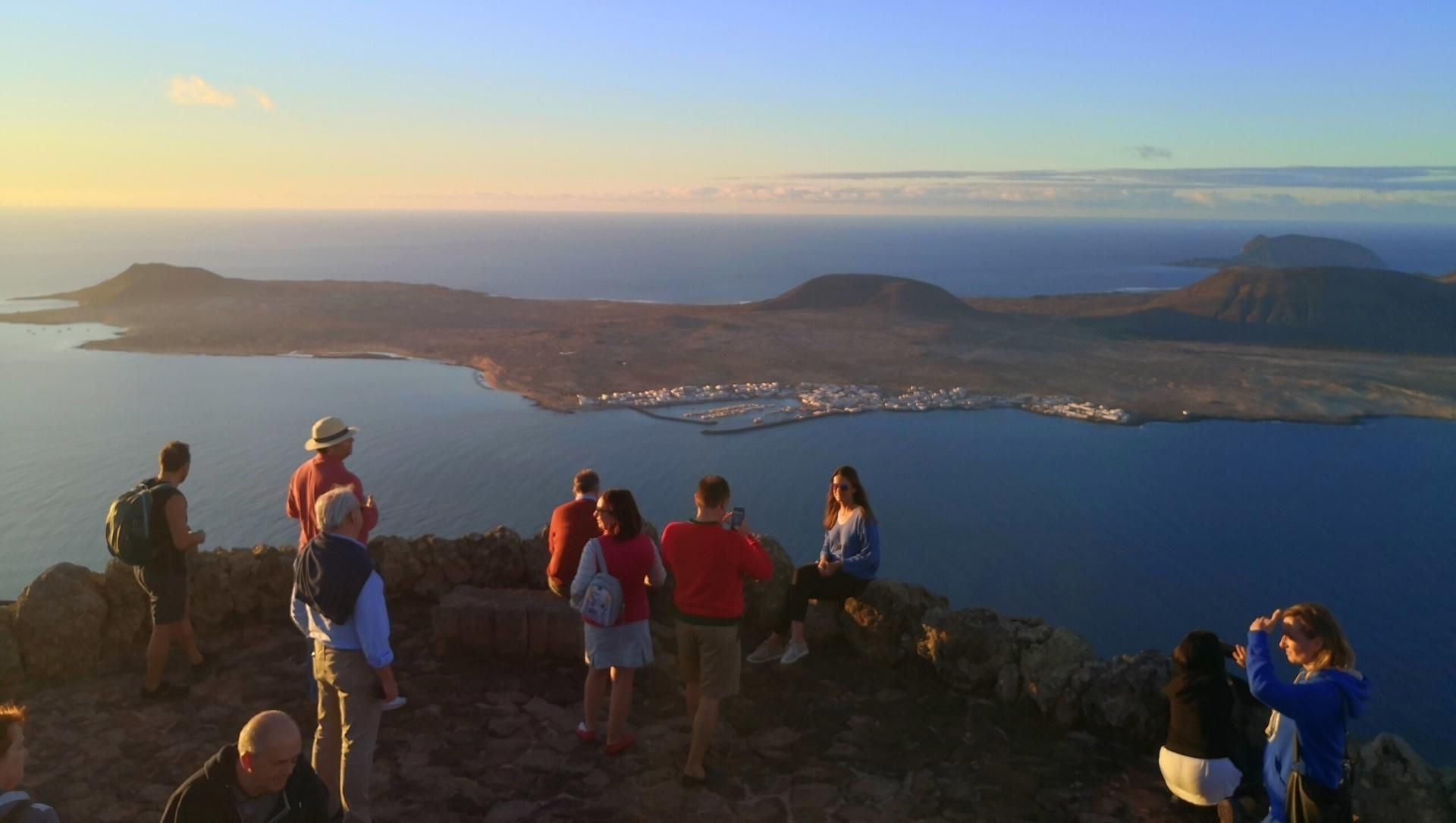 Randonneurs au Mirador del Río face à l'île de La Graciosa - Lanzarote - Espagne