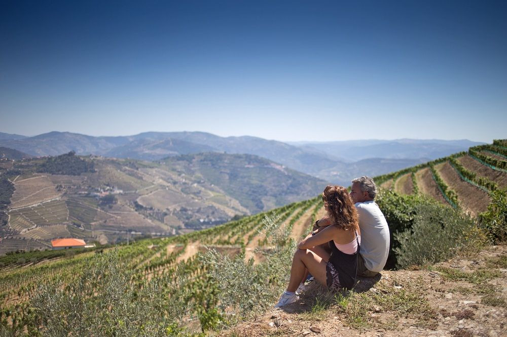 © Authentic Trails Couple contemplant les vignobles en terrasses de la vallée du Douro - Portugal
