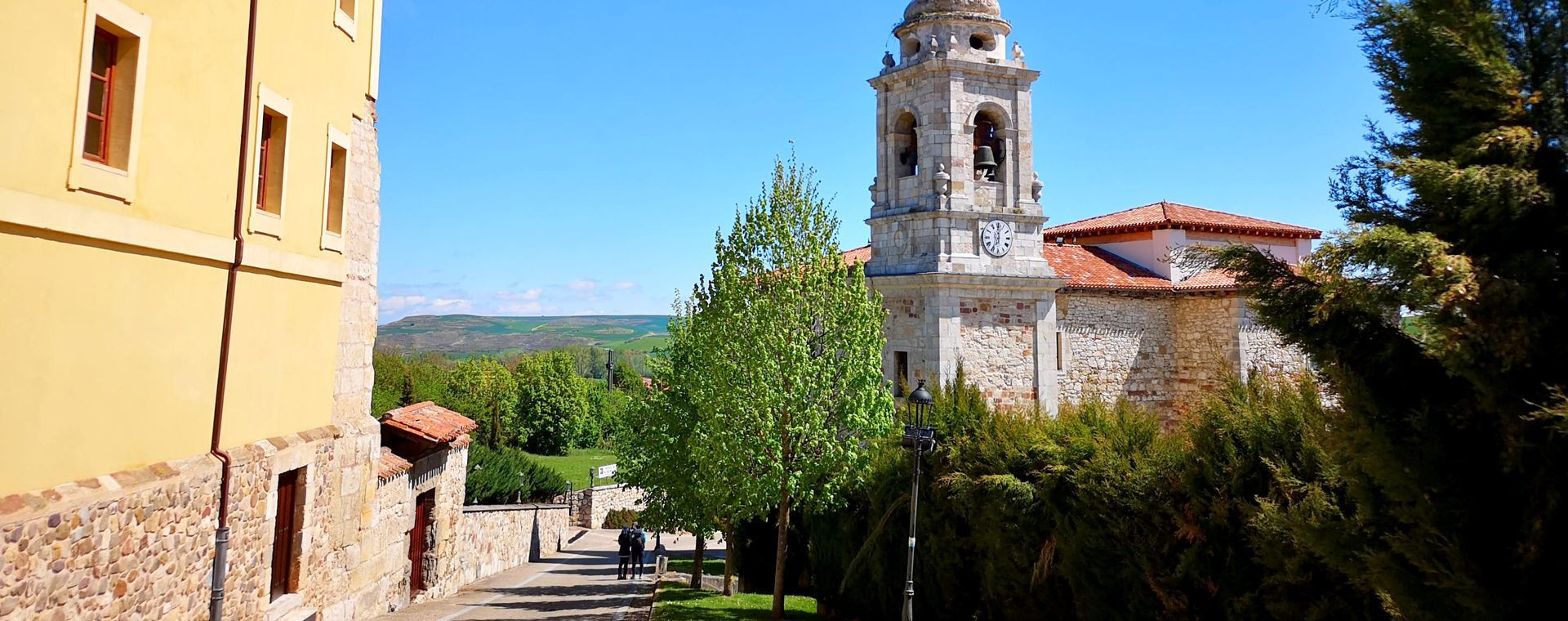 Église et ruelle du village - Villafranca Montes de Oca - Espagne
