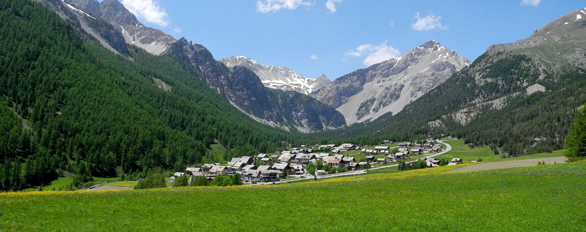 Village alpin au creux de la vallée verdoyante - Queyras - France