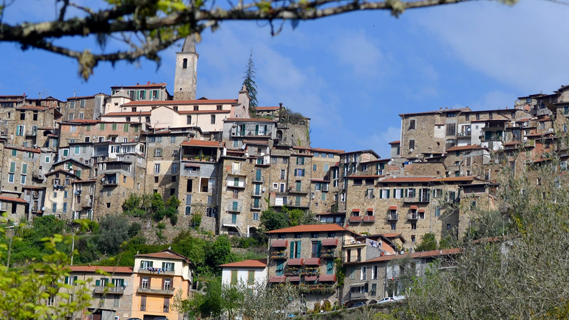 Village perché d'Apricale aux maisons de pierre - Ligurie - Italie