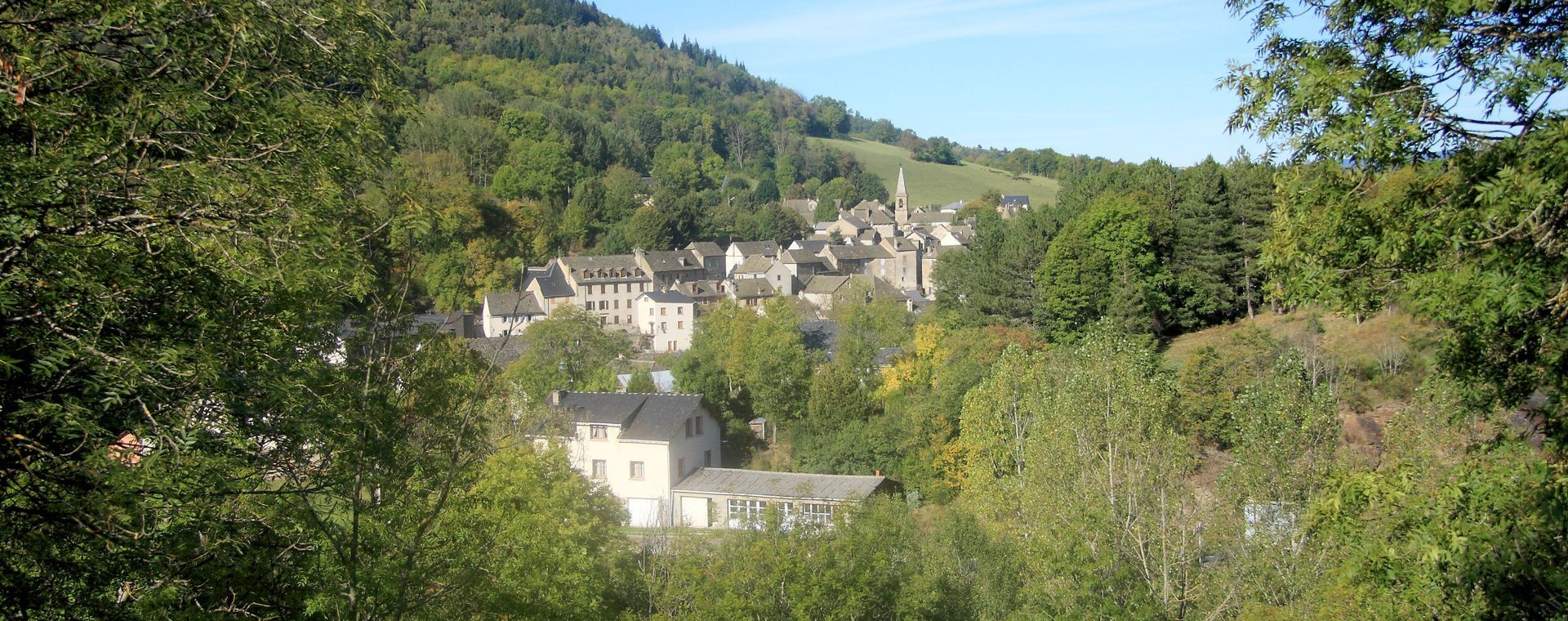 Village de Bagnols-les-Bains dans la vallée - Cévennes - France