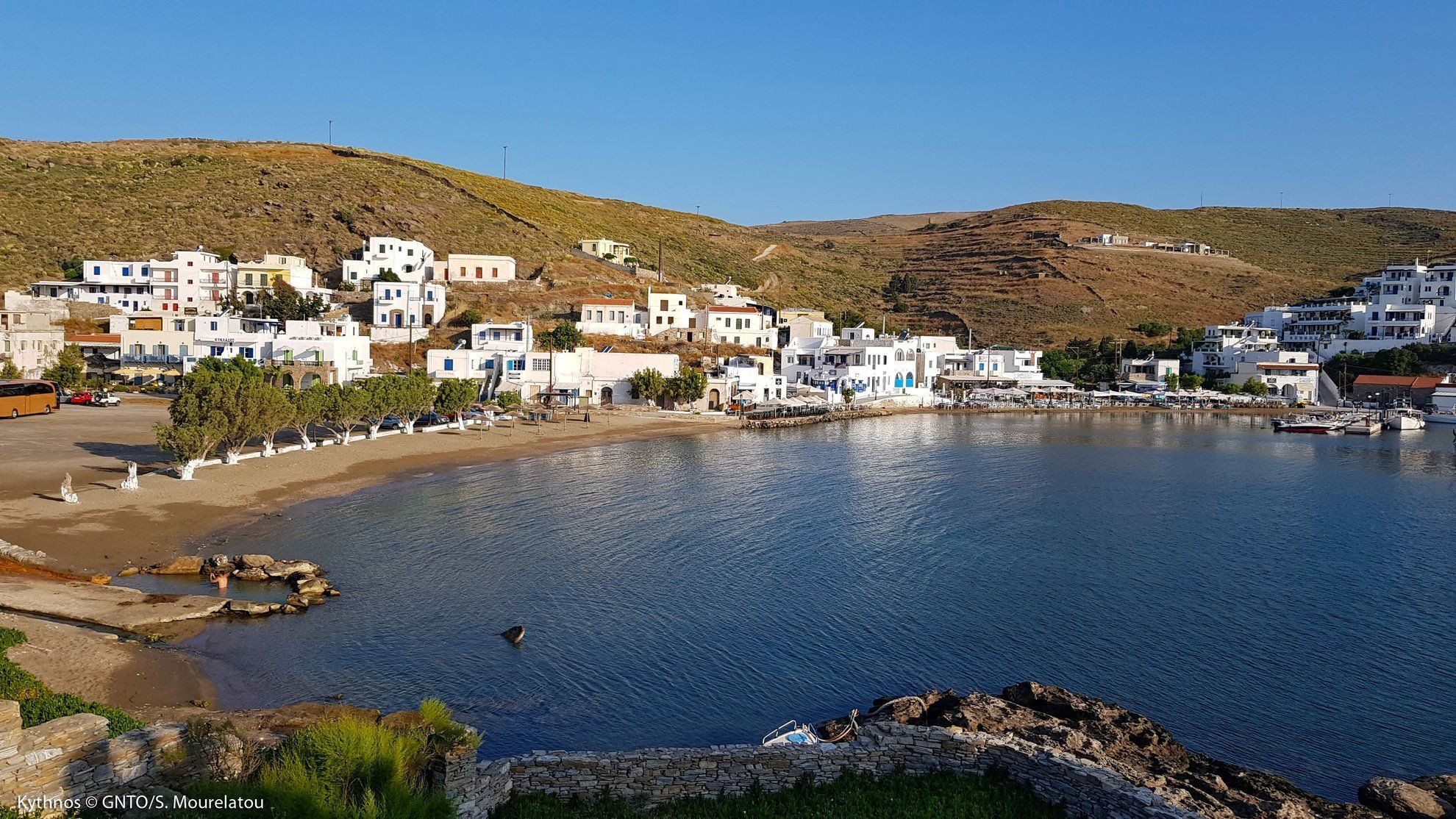 Plage et port du village - Kythnos - Cyclades, Grèce