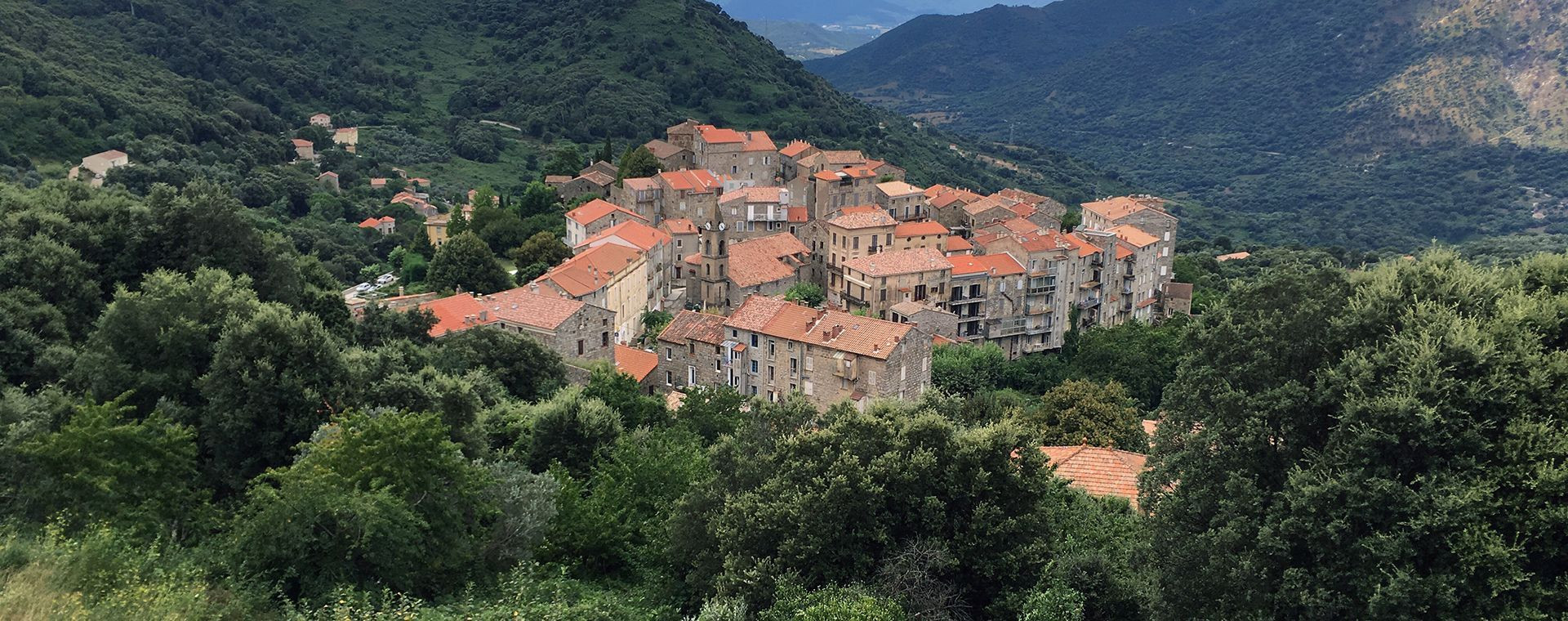 Village perché de montagne entouré de maquis - Corse - France