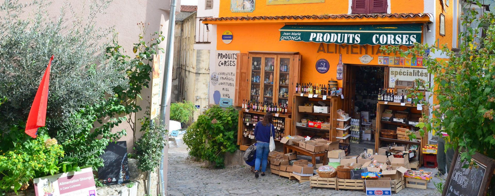 Épicerie de produits corses dans une ruelle - Corte - Corse - France