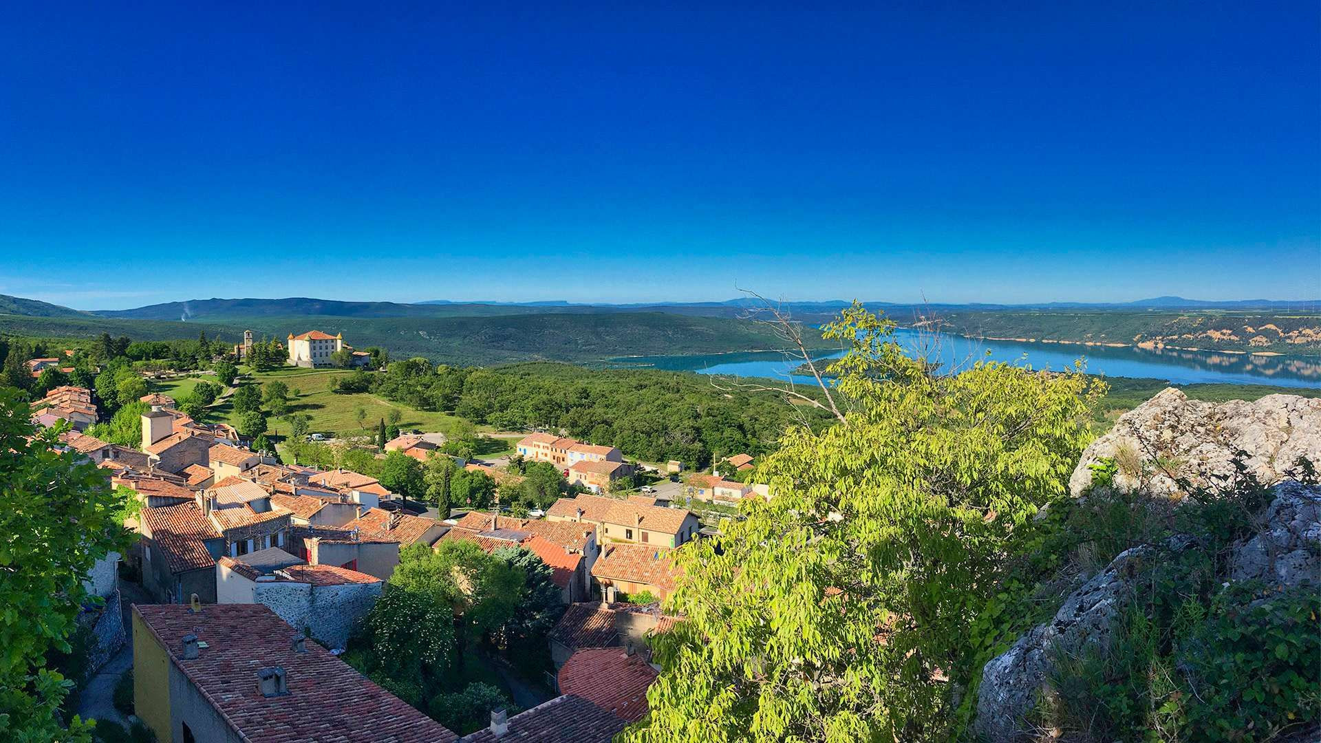 Village d'Aiguines au-dessus du lac de Sainte-Croix - Verdon - France