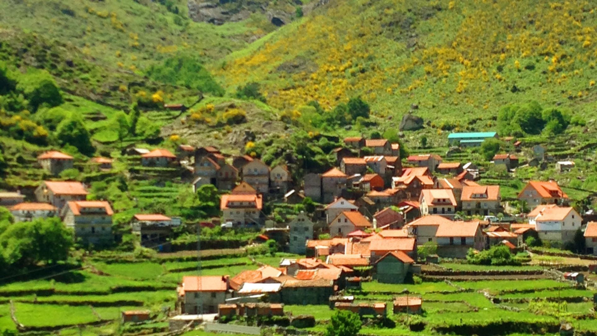 Village aux toits de tuiles sur flanc de montagne - Castro Laboreiro - Portugal