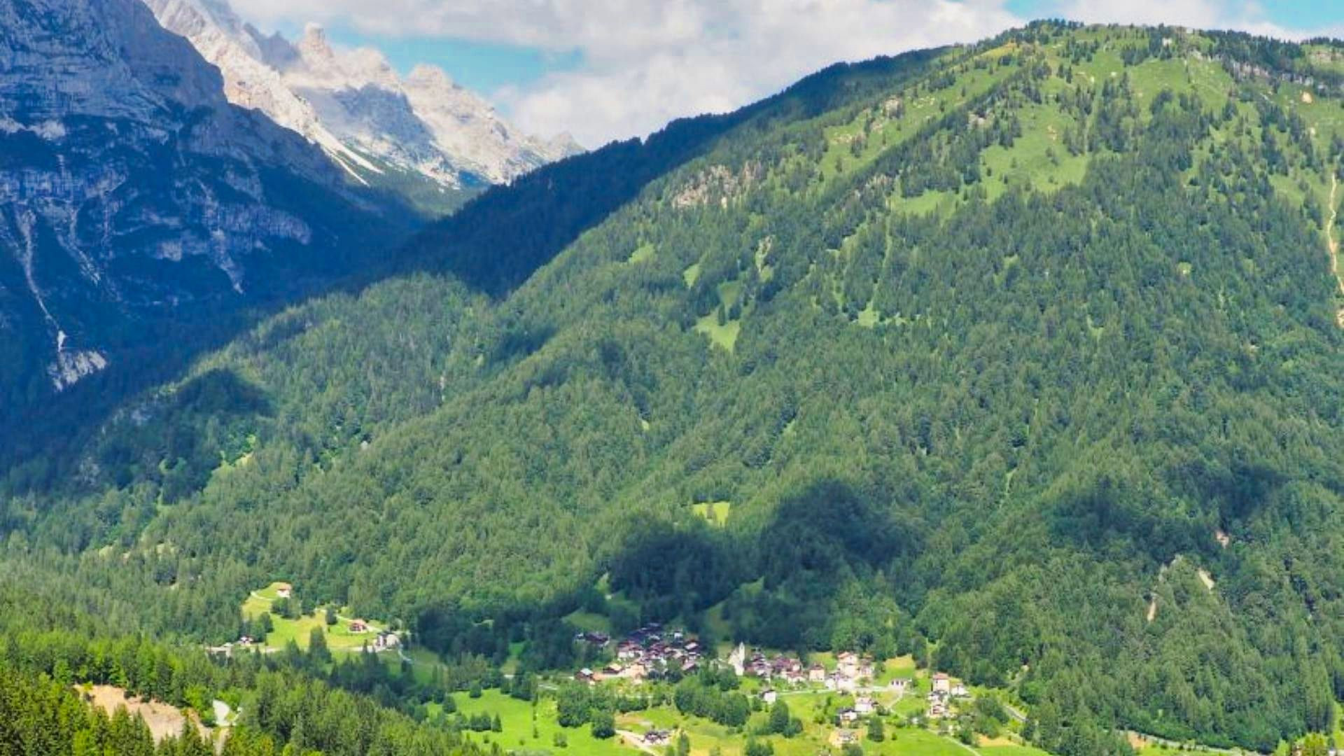 Village de montagne au pied des Dolomites - Italie