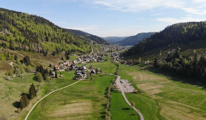 Vue aérienne du village de Menzenschwand dans sa vallée - Forêt-Noire - Allemagne