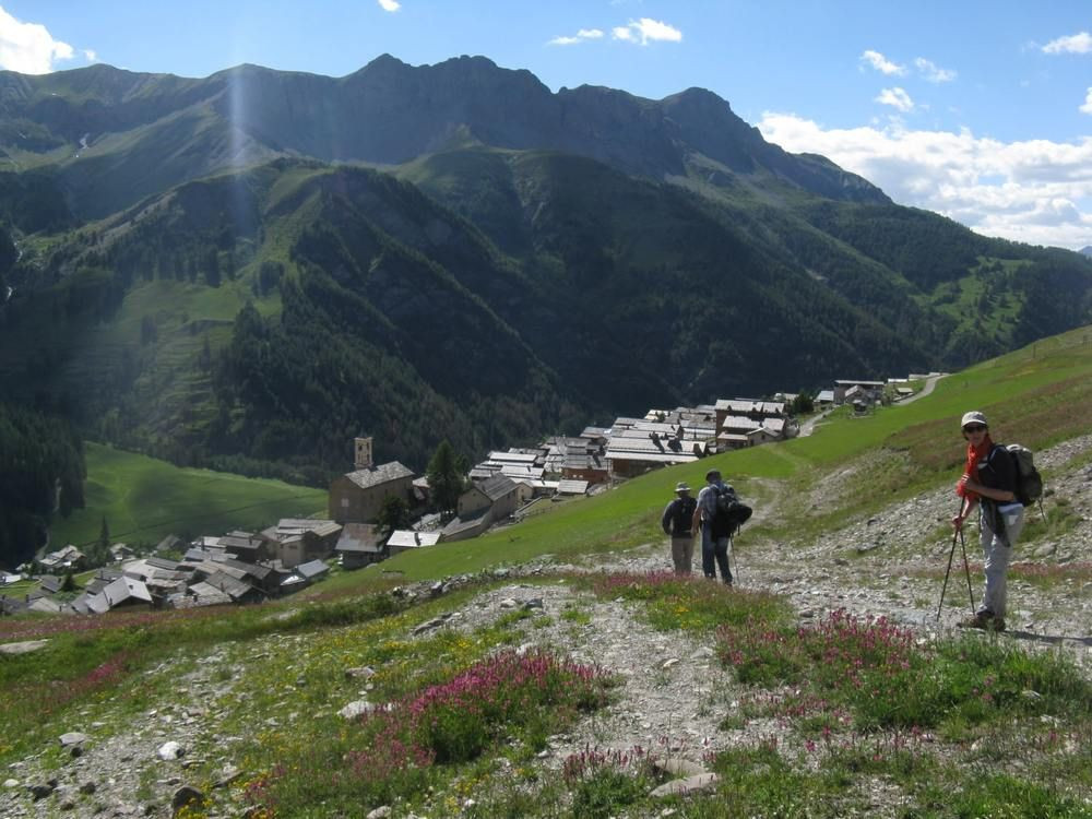 Randonneurs au-dessus du village de Saint-Véran - Queyras - France
