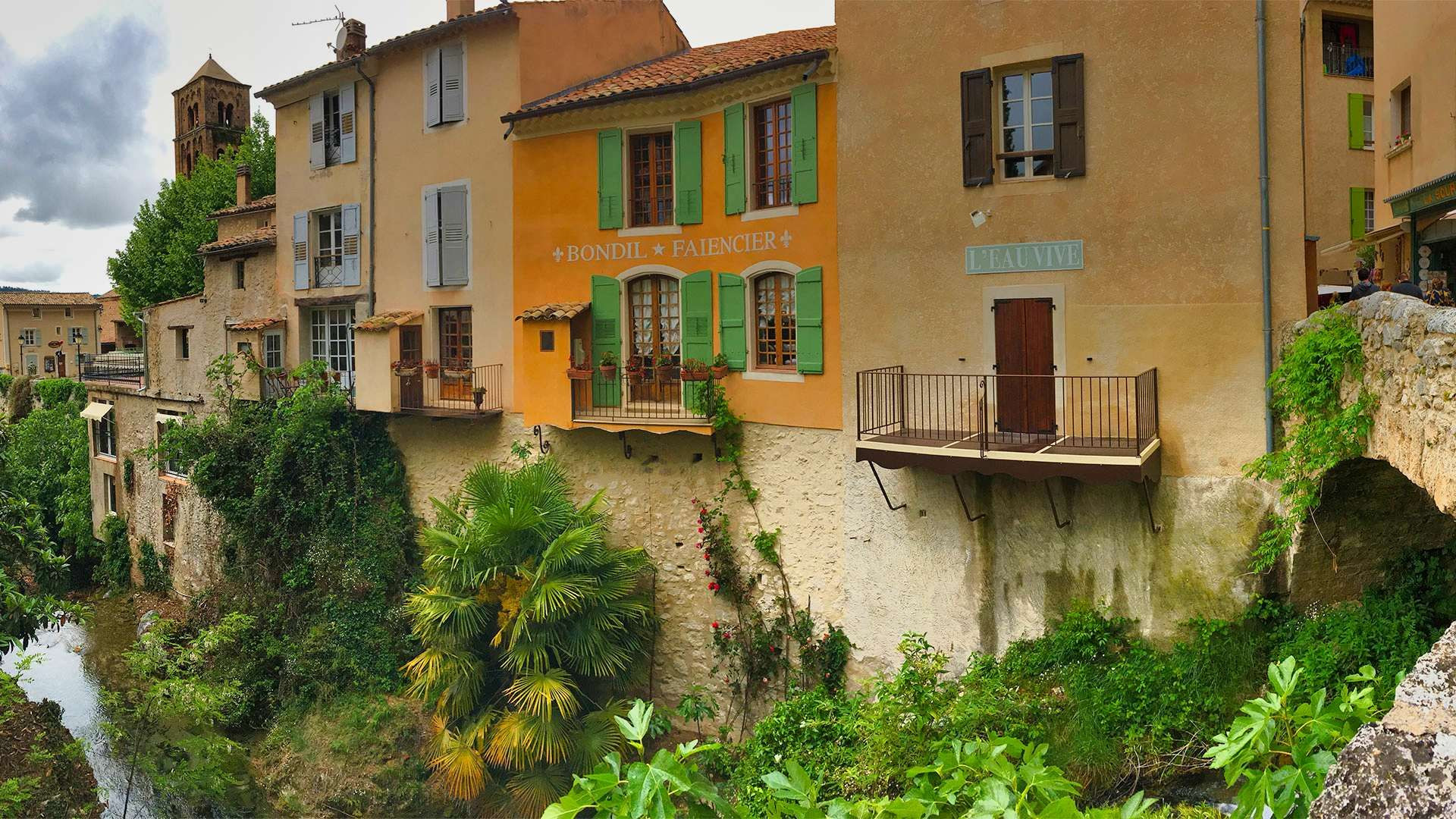 Maisons perchées du village de Moustiers-Sainte-Marie - Verdon - France