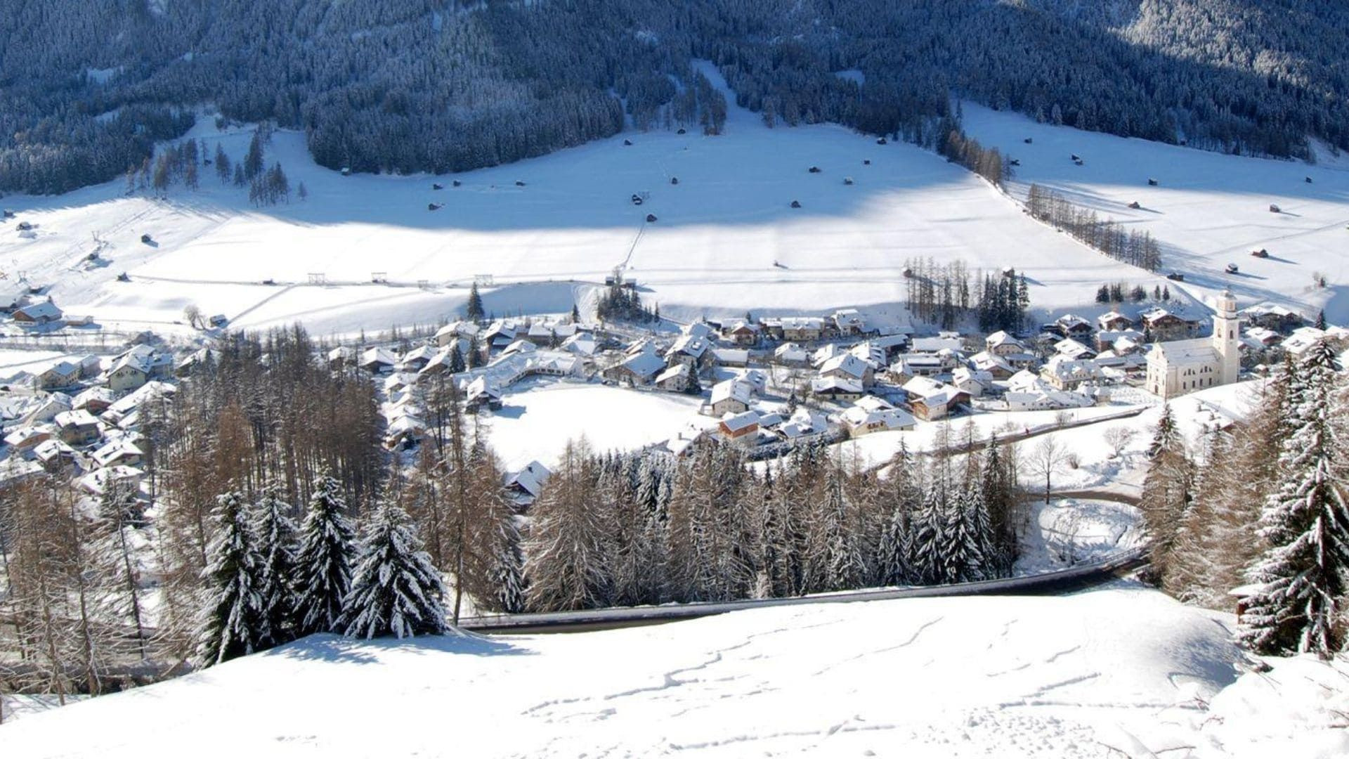 Village de Sesto enneigé en hiver - Dolomites - Italie
