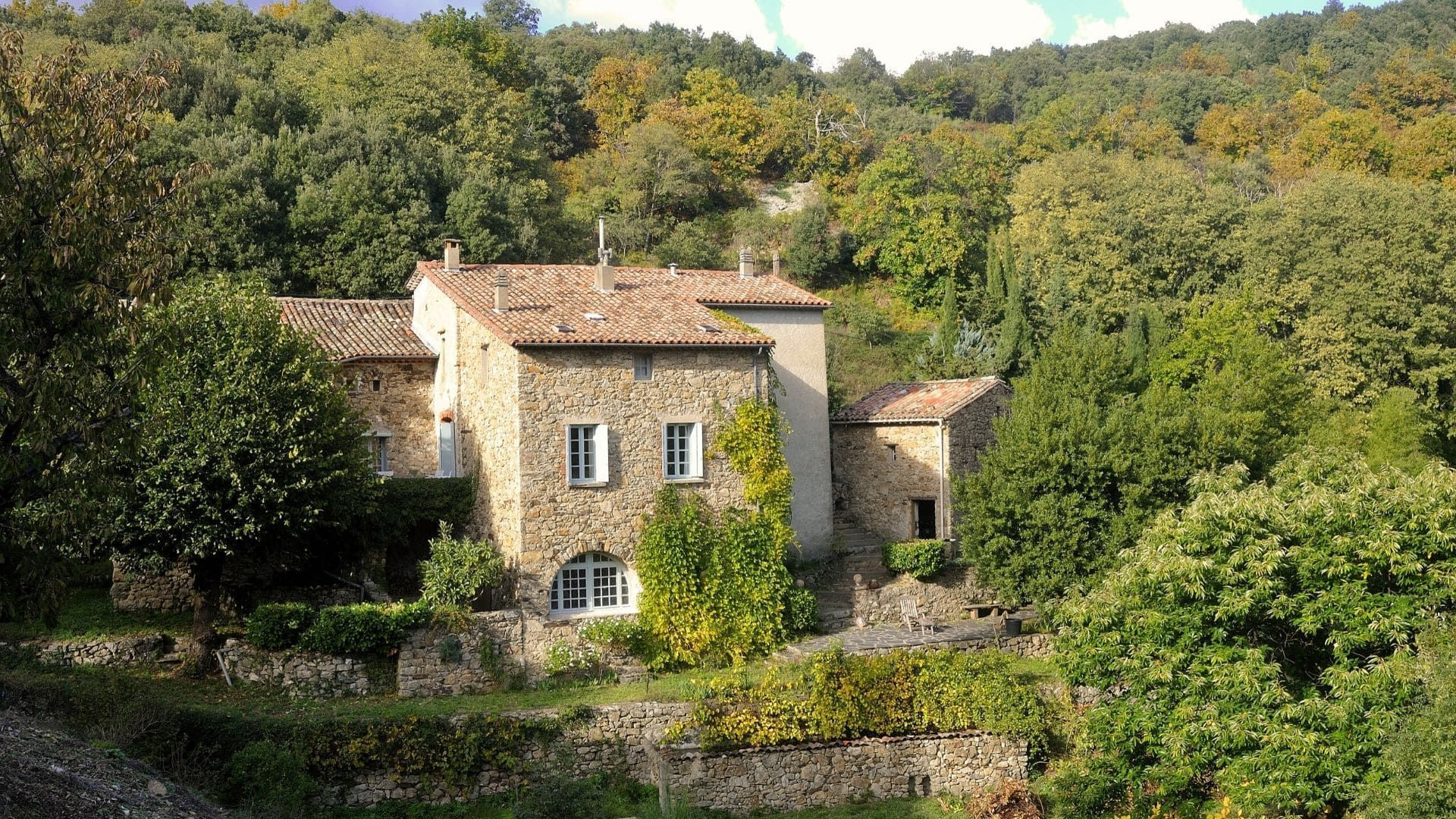 Mas en pierre dans la forêt - Cévennes - France