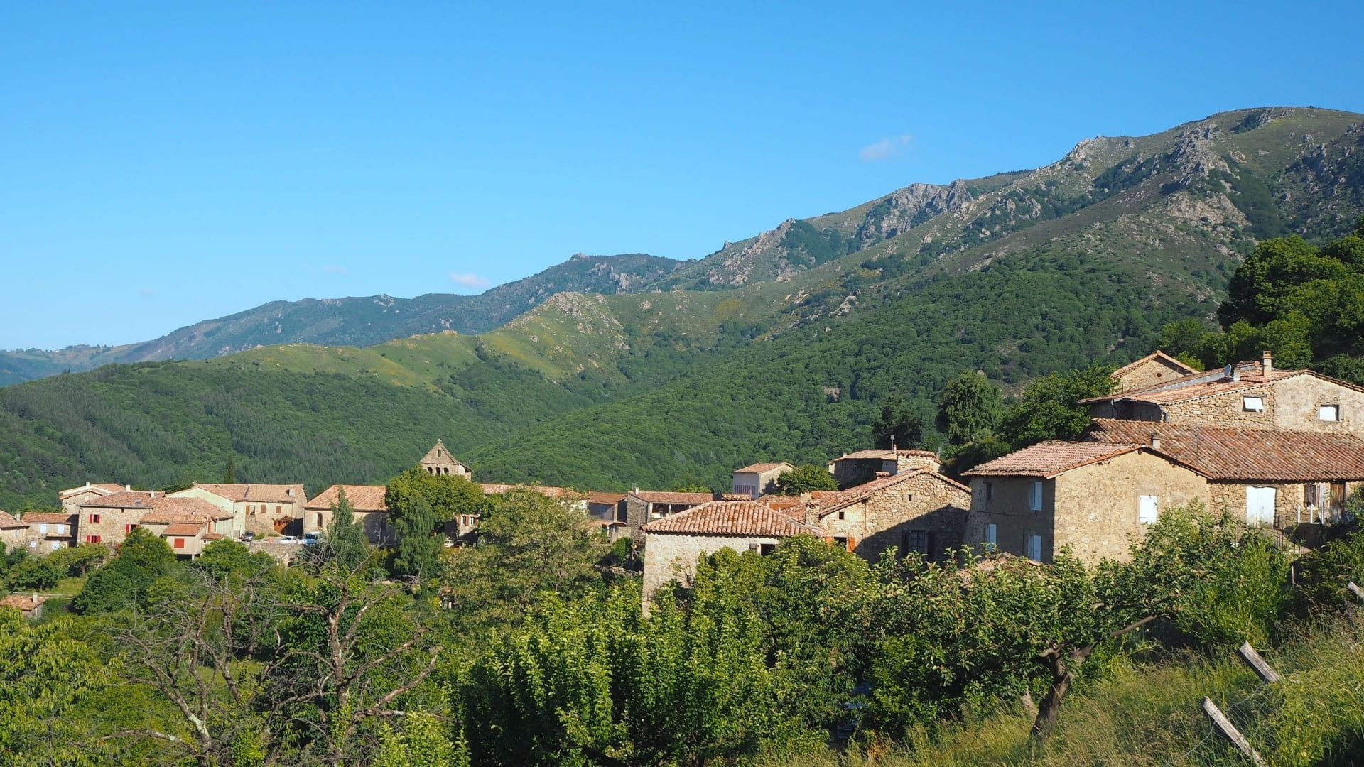 Village de pierre dans le parc naturel des Monts d'Ardèche - France
