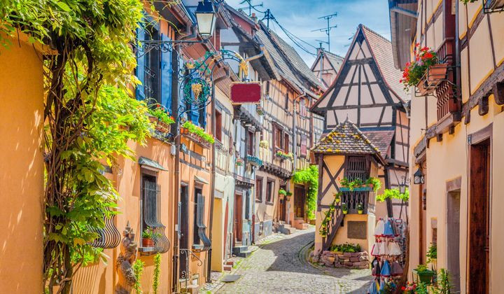 Ruelle de maisons à colombages fleuries - Eguisheim - Alsace - France