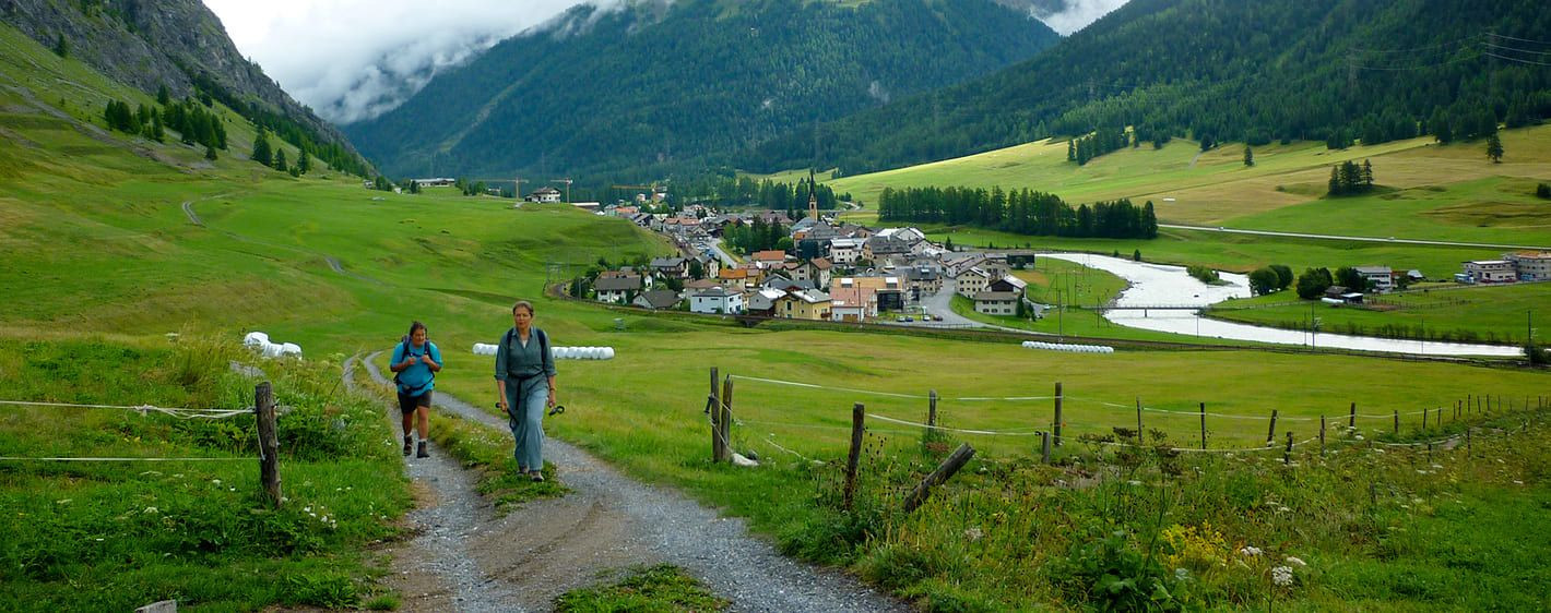 Randonneuses au-dessus d'un village - Engadine - Grisons - Suisse