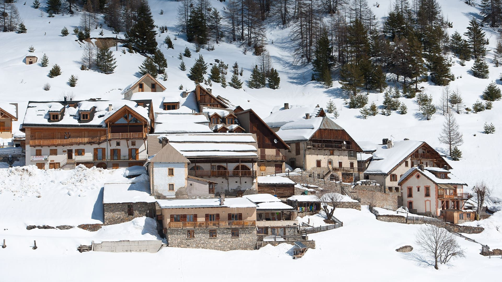 Village de montagne enneigé aux chalets de bois - Queyras - France