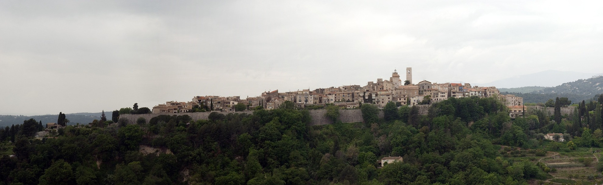 © Pom² (CC BY-SA 3.0) The village and ramparts of Saint-Paul-de-Vence, Alpes-Maritimes