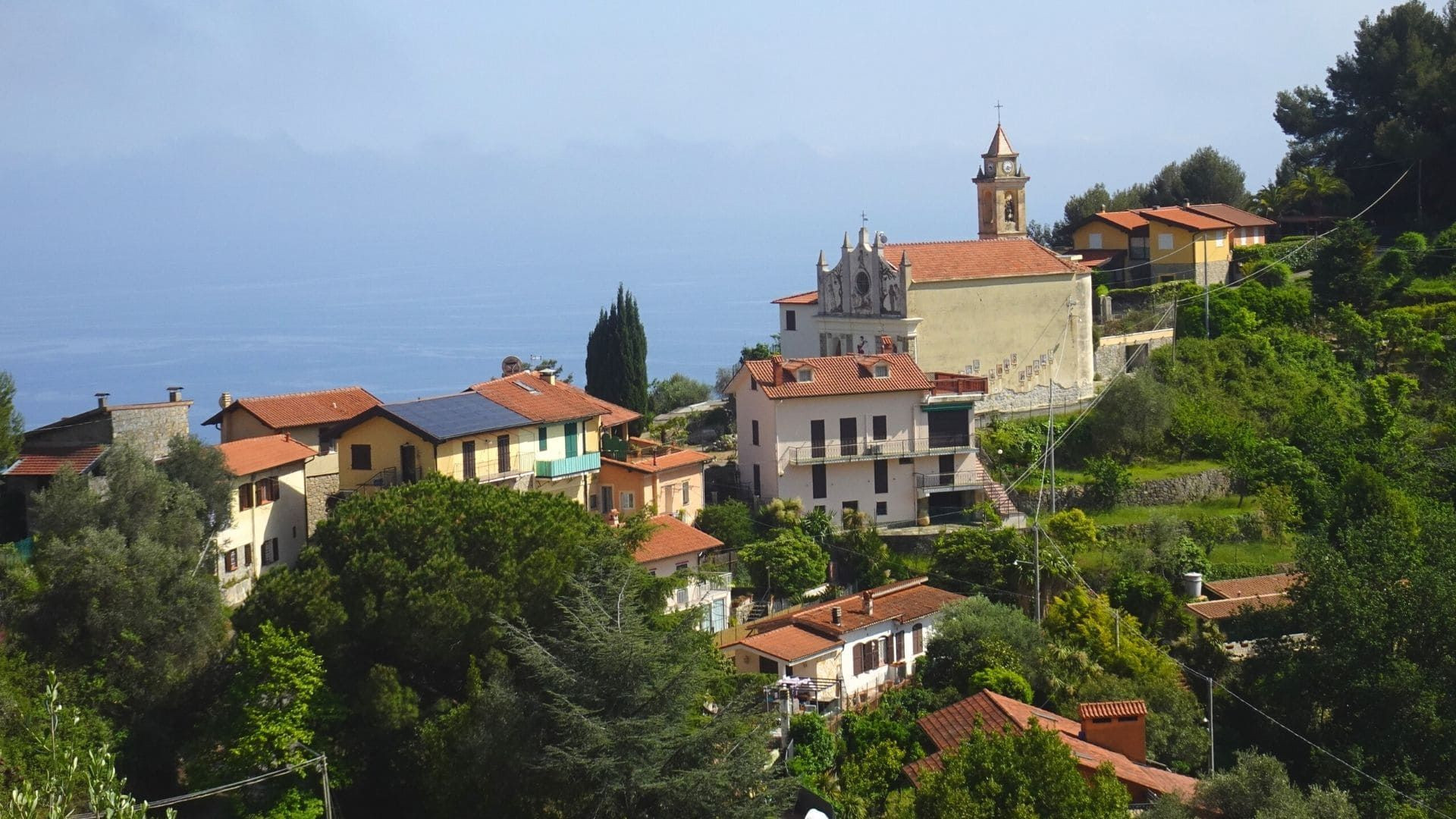 © Marie-Odile Ré Village perché et son église dominant la mer - Riviera - France