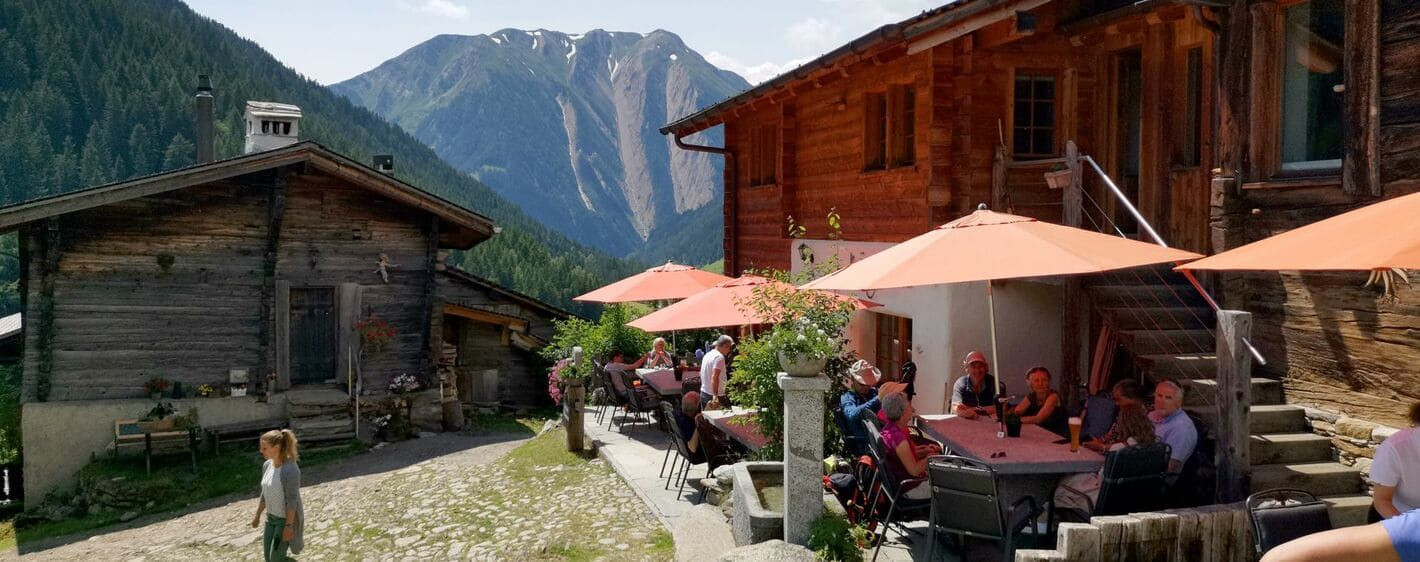 Terrasse de chalets dans le village de Fäld - Vallée de Binn - Valais, Suisse