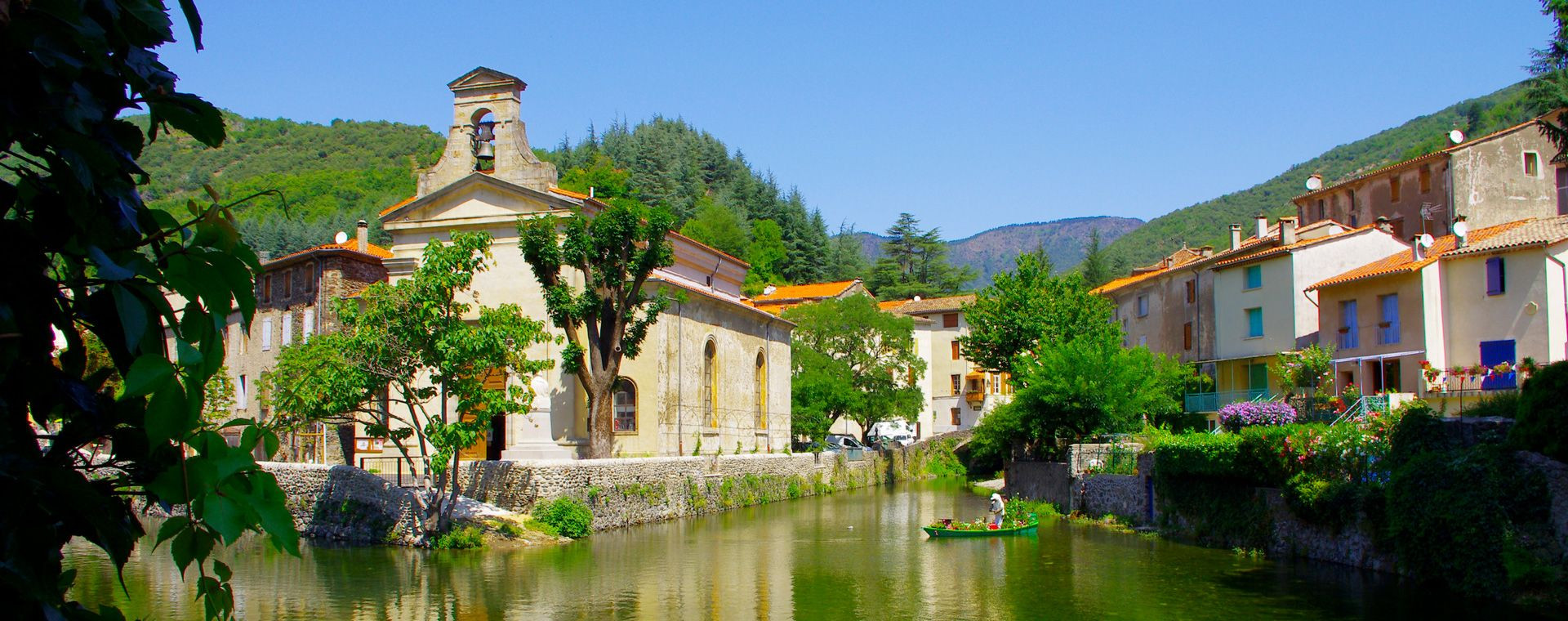 Village au bord de la rivière - Massif central - France
