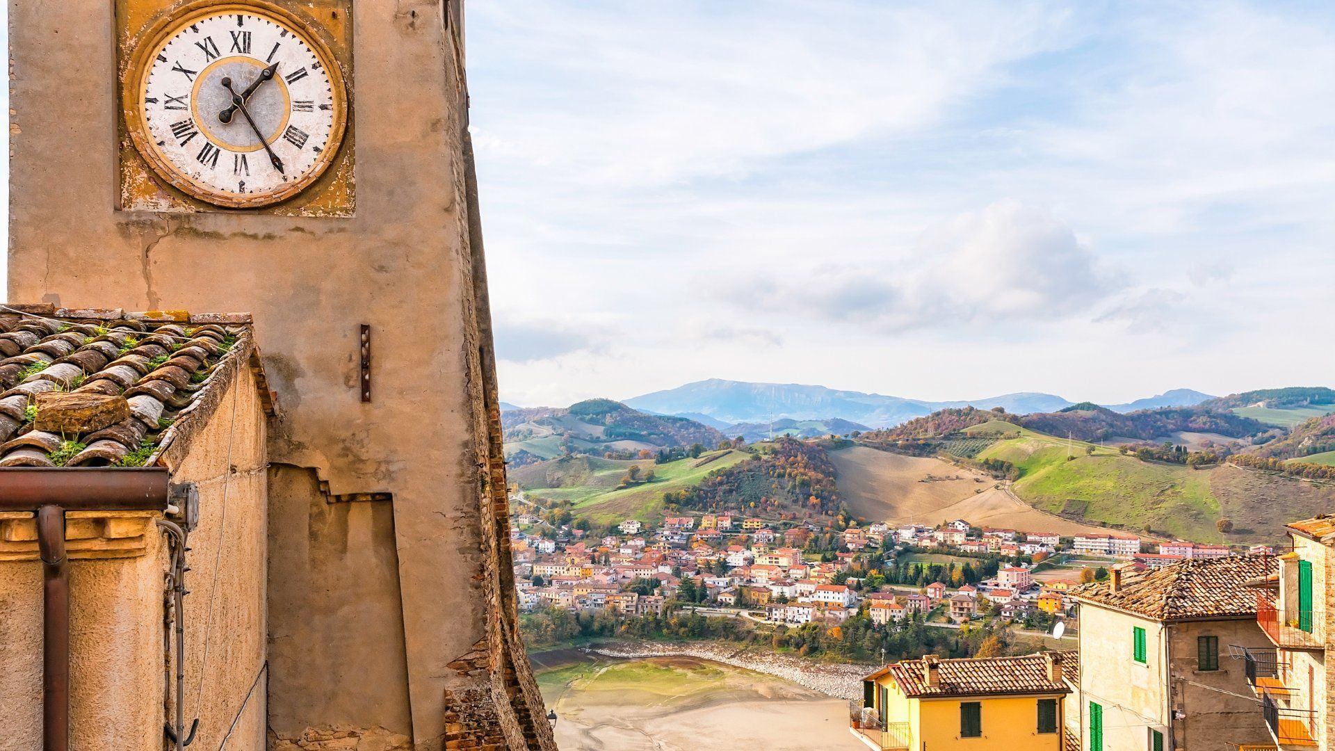 Tour de l'horloge dominant les collines - Toscane - Italie
