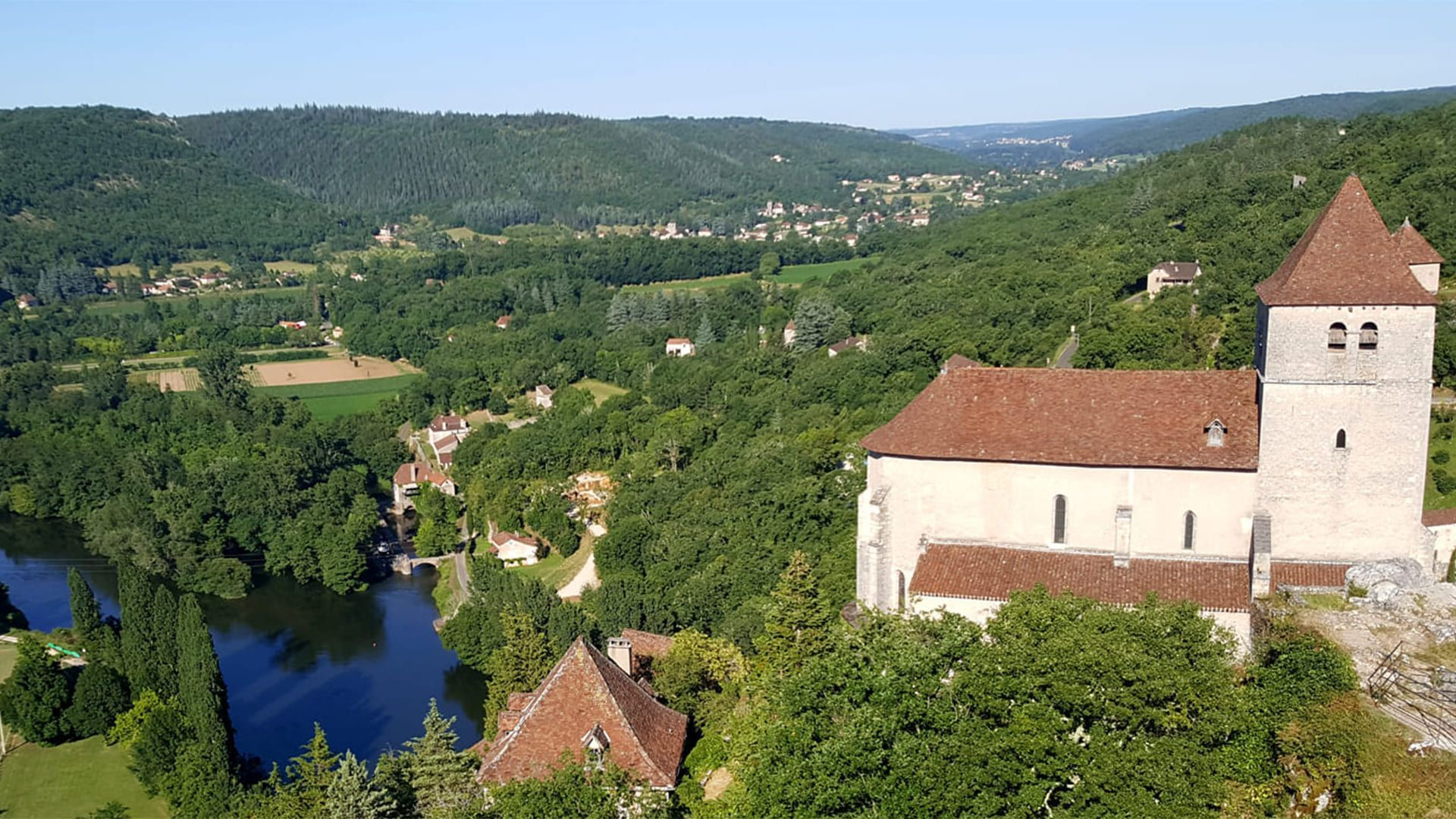 © Wilfrid Valette Église perchée au-dessus d'une boucle de rivière - Saint-Cirq-Lapopie - Lot - France