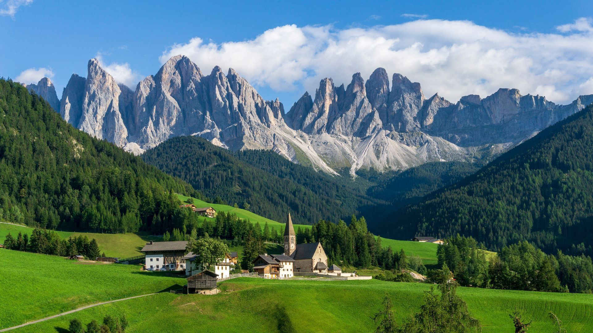 Village de Santa Maddalena face aux pics des Odle - Val di Funes - Dolomites, Italie
