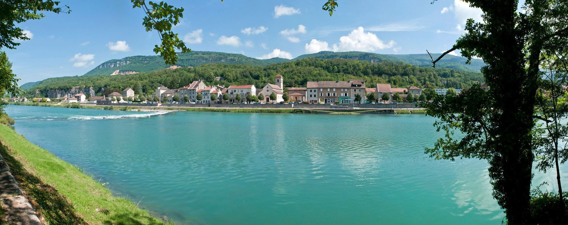Village au bord du Rhône près de Sault-Brénaz - Bugey - Ain - France