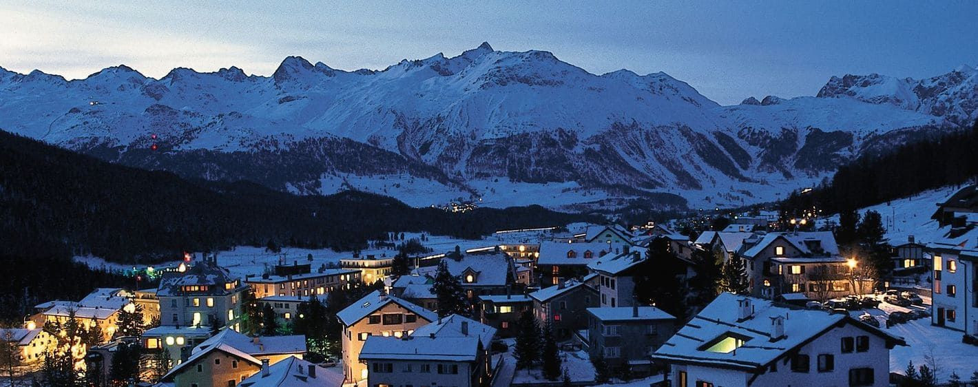 Village enneigé en soirée d'hiver - Pontresina - Suisse