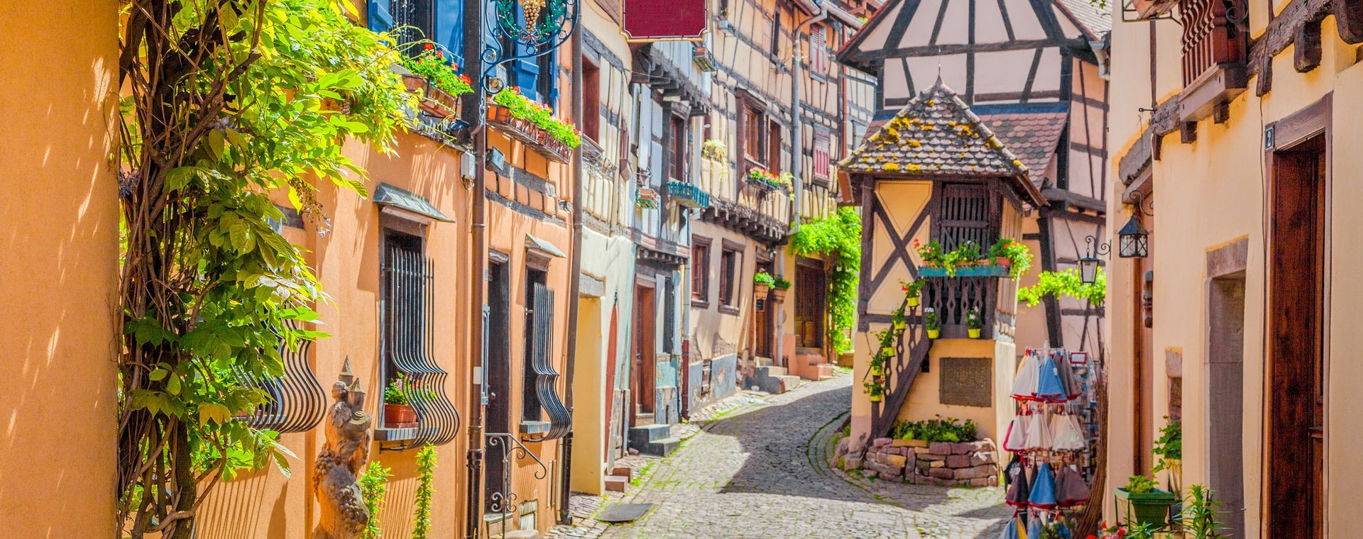 Ruelle pavée et maisons à colombages d'Eguisheim - Alsace - France
