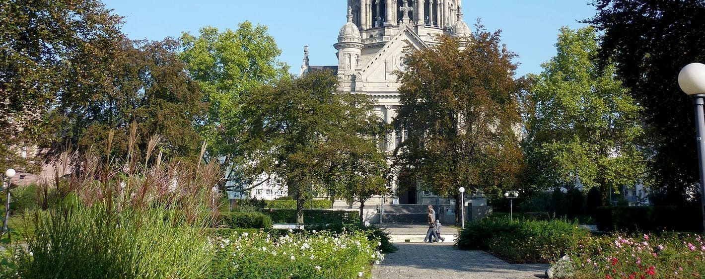 Parc fleuri devant une basilique - Allemagne