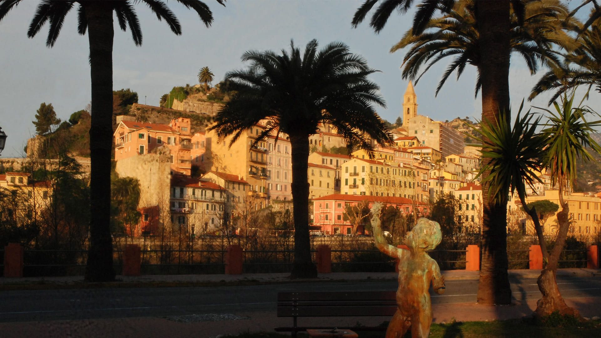 Vieille ville de Vintimille et palmiers au coucher du soleil - Riviera - Italie