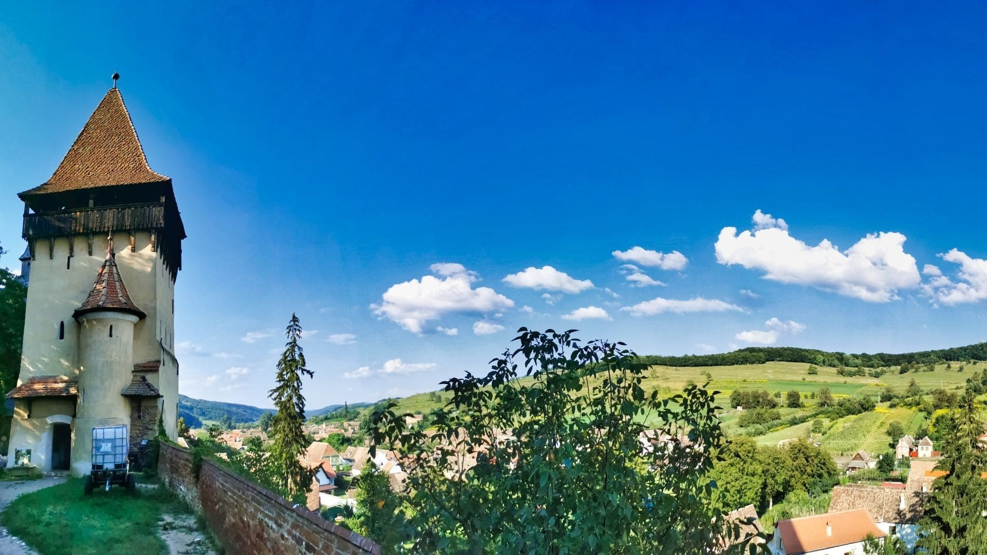 Tour d'église fortifiée et collines verdoyantes - Transylvanie - Roumanie