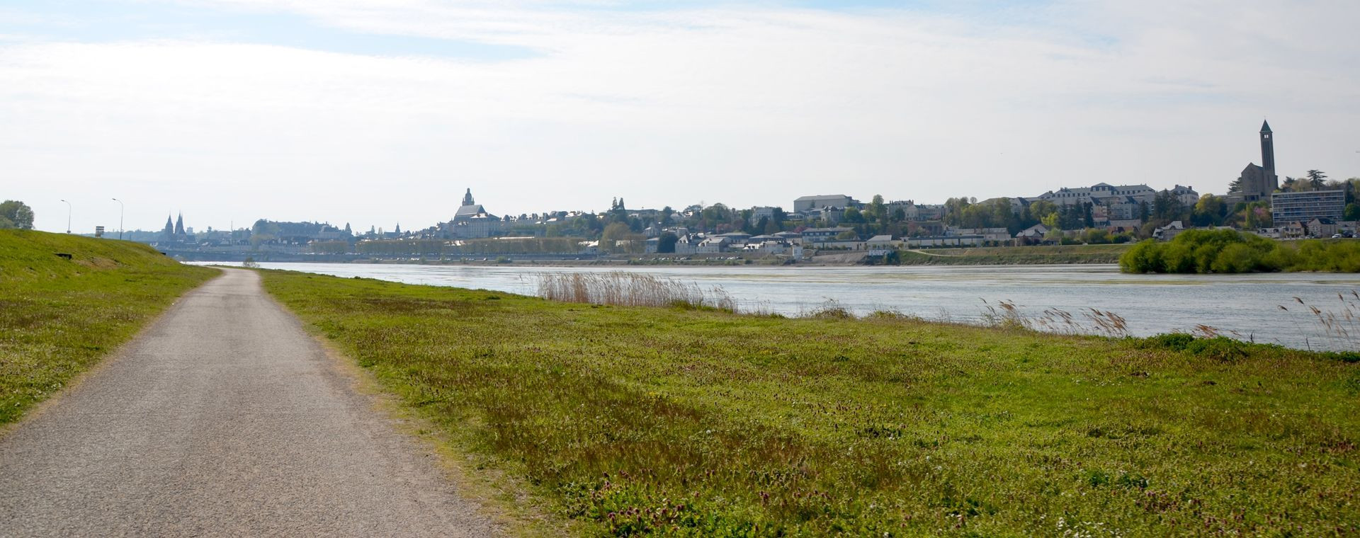 Voie verte à vélo le long de la Loire vers Blois - Val de Loire - France