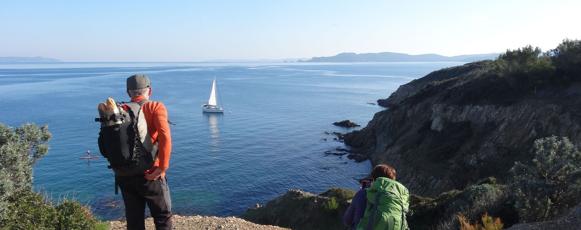 Randonneurs et voilier au large de la côte - Presqu'île de Giens - Var - France
