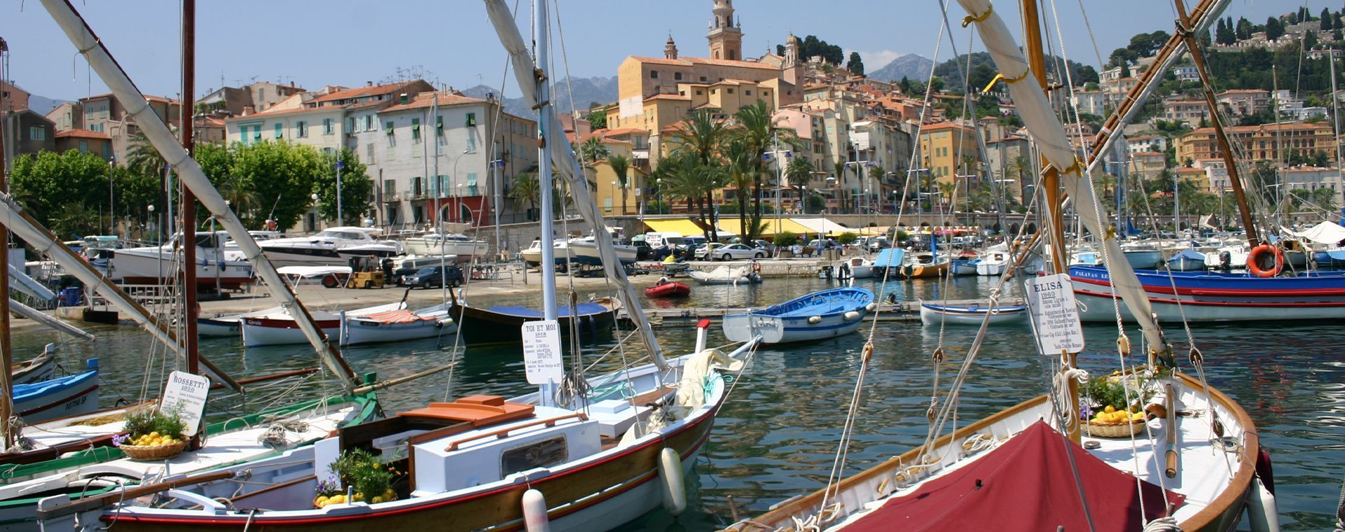 Voiliers traditionnels dans le port face à la vieille ville - Menton - France