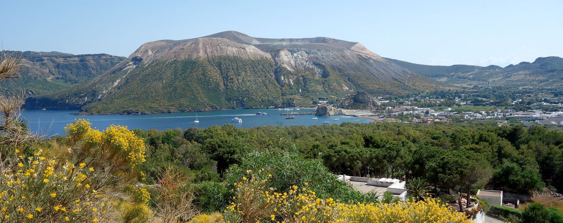 Cratère du volcan vu depuis la baie - Île de Vulcano - Italie