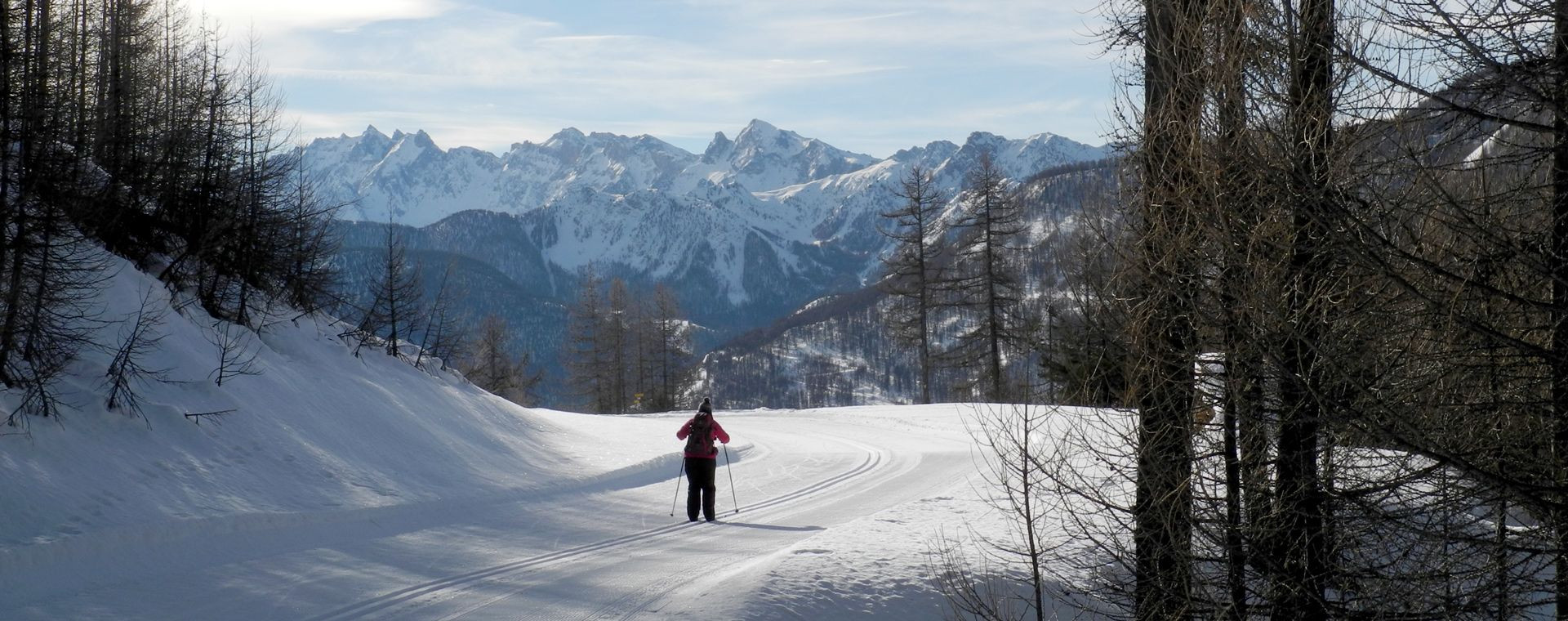 Skieur de fond face aux sommets enneigés - Queyras - Alpes
