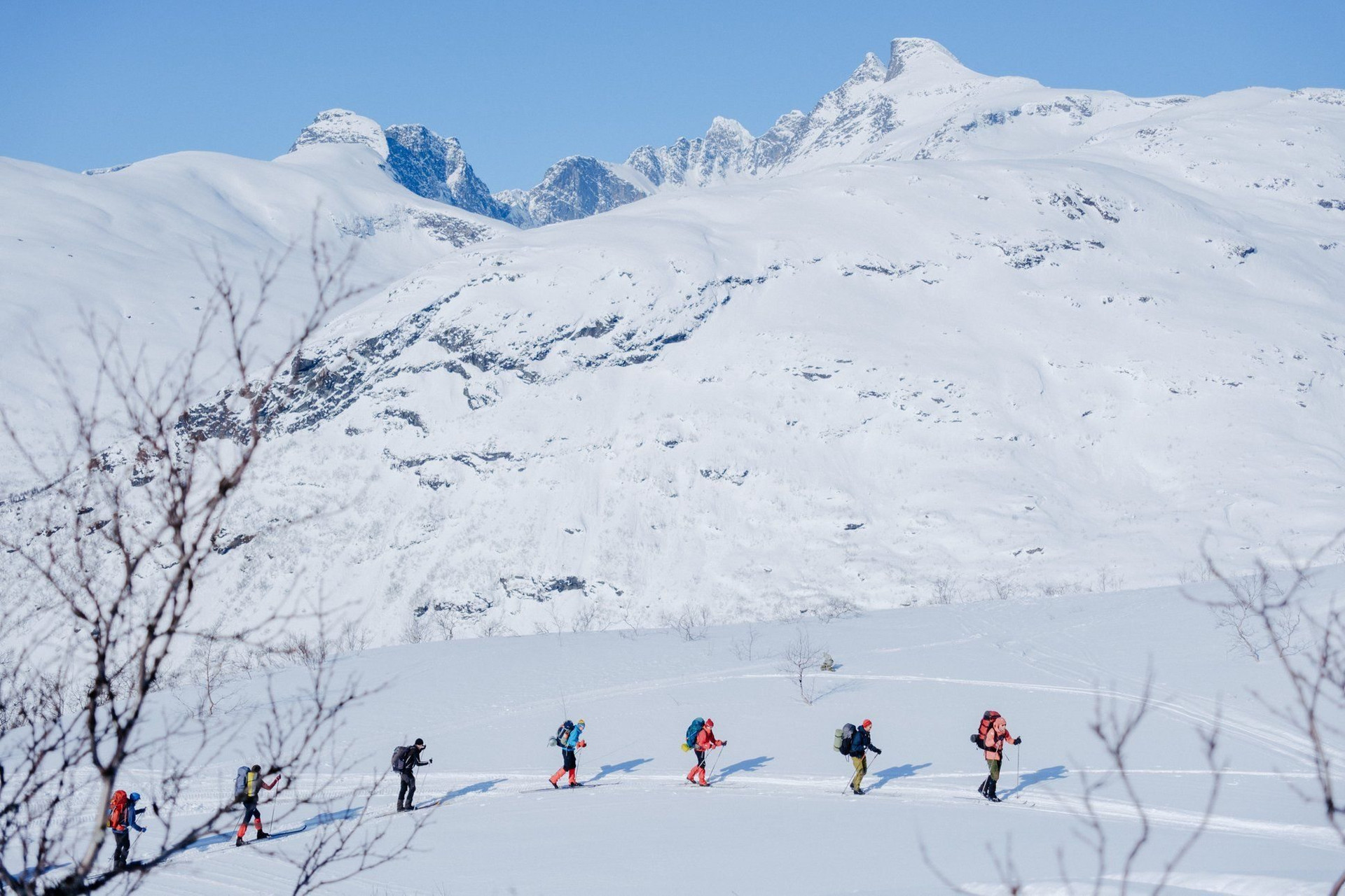 Randonneurs à ski sous les sommets enneigés - Jotunheimen - Norvège