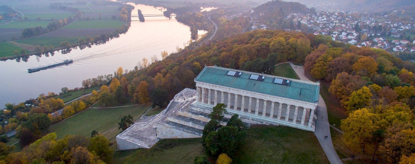Temple du Walhalla dominant le Danube à Donaustauf - Bavière - Allemagne