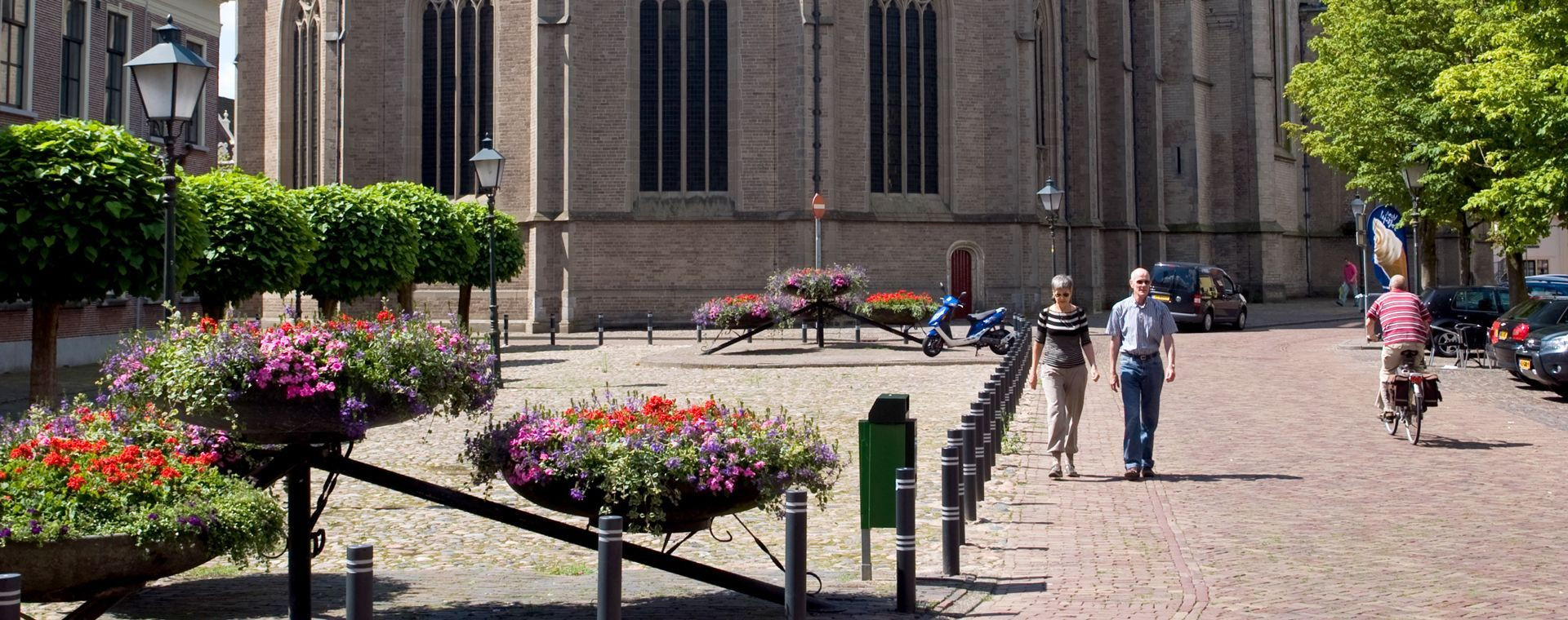 Promeneurs sur une place fleurie de Kampen - Overijssel - Pays-Bas